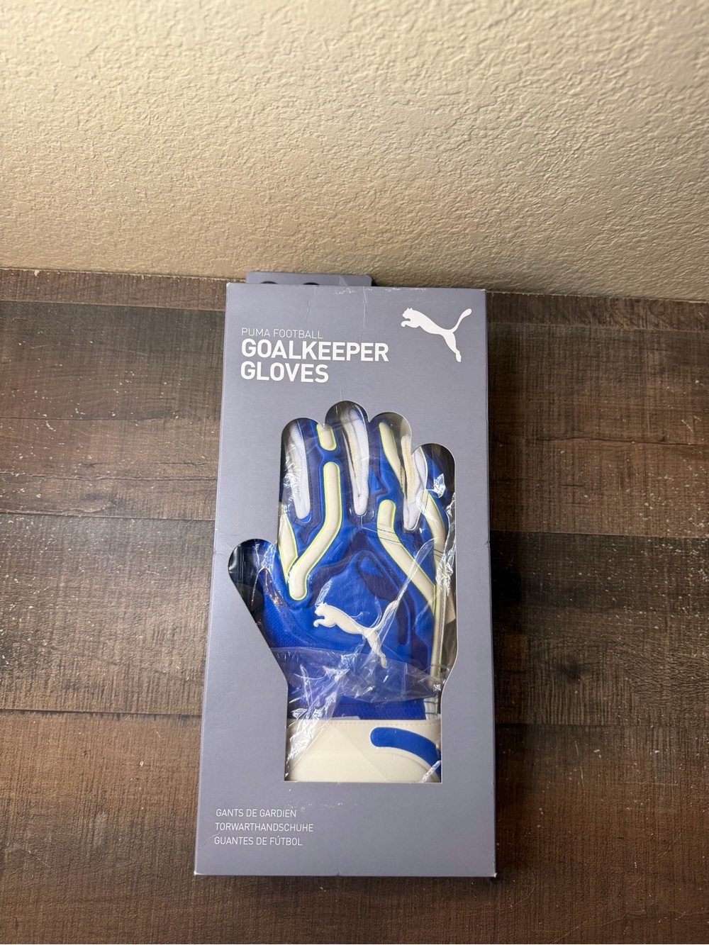 Puma Ultra Pro RC Goalkeeper GK Soccer Gloves.
- Size 8 Men.